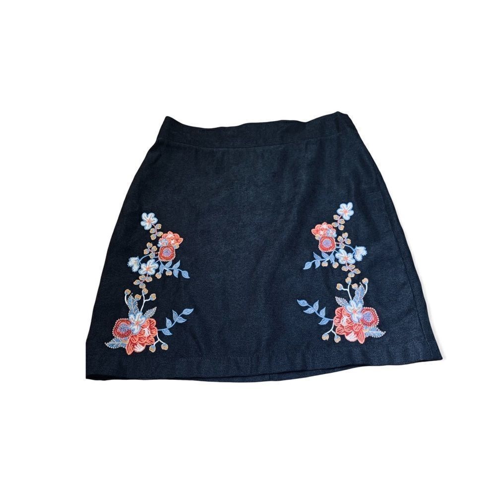 SALE …THML Black Floral Appliquéd Mini Skirt size Small